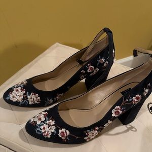 Floral navy heels!